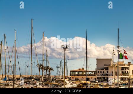 BARI, ITALIE - 1er SEPTEMBRE 2020 : la lumière du soleil éclaire la promenade et les bateaux amarrés dans la marina Banque D'Images