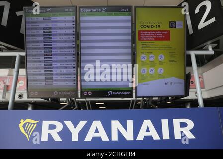 Un départ de Ryanair s'embarque dans le terminal 1 de l'aéroport de Dublin. Le groupe de compagnies aériennes à budget a annoncé que jusqu'à 3,000 emplois dans les pilotes et les membres de l'équipage de cabine seront réduits dans un programme de restructuration qui pourrait également impliquer des congés non payés, des réductions de salaire pouvant aller jusqu'à 20 %, Et la fermeture de « plusieurs bases d'avions à travers l'Europe » jusqu'à ce que la demande de voyages aériens se rétablisse. Banque D'Images