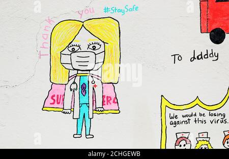 Une partie de l'œuvre d'art locale pour enfants, qui présente la toute dernière murale sur le thème du coronavirus de l'artiste irlandais Emmalene Blake, créée avec l'aide d'enfants locaux à Kingswood, Dublin, qui rend hommage aux travailleurs de première ligne. Banque D'Images