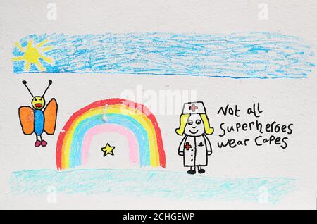 Une partie de l'œuvre d'art locale pour enfants, qui présente la toute dernière murale sur le thème du coronavirus de l'artiste irlandais Emmalene Blake, créée avec l'aide d'enfants locaux à Kingswood, Dublin, qui rend hommage aux travailleurs de première ligne. Banque D'Images