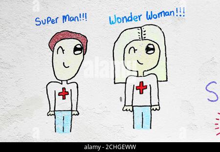 Une partie de l'œuvre d'art locale pour enfants, qui présente la toute dernière murale sur le thème du coronavirus de l'artiste irlandais Emmalene Blake, créée avec l'aide d'enfants locaux à Kingswood, Dublin, qui rend hommage aux travailleurs de première ligne. Banque D'Images