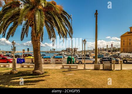 BARI, ITALIE - 1er SEPTEMBRE 2020 : la lumière du soleil éclaire la promenade Banque D'Images