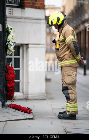 Le sous-officier Dan O'Brien rend hommage au National Firefighterss' Memorial de St Pauls, à Londres, à la mémoire des pompiers qui ont perdu la vie dans la ligne de service. Banque D'Images