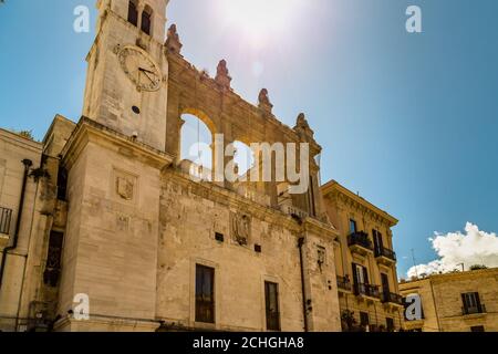 BARI, ITALIE - 1er SEPTEMBRE 2020 : la lumière du soleil illumine le Palazzo del Sedile à Bari Banque D'Images