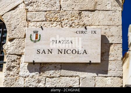 BARI, ITALIE - 1er SEPTEMBRE 2020 : la lumière du soleil est un panneau éclairant de la place Saint Nicola Banque D'Images