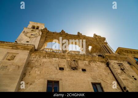 BARI, ITALIE - 1er SEPTEMBRE 2020 : la lumière du soleil illumine le Palazzo del Sedile à Bari Banque D'Images