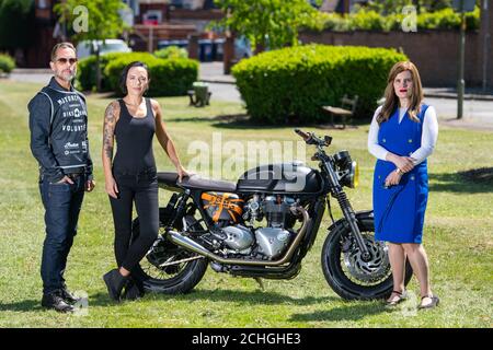 SOUS L'EMBARGO DU 0001 MERCREDI 20 MAI le docteur Sharon Raymond (à droite) a mis en place le service de sauvetage urgent d'oxymètre, avec les fondateurs du club de moto Bike Shed Dutch et Vikki van Someren, à Brant Park, au nord-ouest de Londres. Le groupe bénévole formé de travailleurs du NHS, de la communauté de Biker et des vétérans de l'Armée ont créé le premier système de prêt gratuit London Wide 24/7, délivrant des oxymètres, des sondes de saturation en oxygène vital, en deux heures à tous les patients coronavirus qui en ont besoin. Banque D'Images