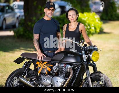 Fondateurs du club de moto Bike Shed Dutch et Vikki van Someren, à Brant Park, dans le nord-ouest de Londres. Un groupe de bénévoles formé de travailleurs du NHS, de la communauté de Biker et des vétérans de l'Armée ont créé le premier système de prêt gratuit London Wide 24/7, délivrant des oxymètres, des sondes de saturation en oxygène vital, en deux heures à tous les patients atteints d'un coronavirus qui en ont besoin. Le groupe bénévole formé de travailleurs du NHS, de la communauté de Biker et des vétérans de l'Armée ont créé le premier système de prêt gratuit London Wide 24/7, délivrant des oxymètres, des sondes de saturation en oxygène vital, en deux heures à tous les patients atteints de coronavirus Banque D'Images