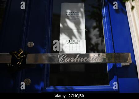 Carluccios dans la rue Garrick, Londres, fermé pendant le confinement, certaines chaînes sont confrontées à un avenir incertain même après l'introduction de mesures pour sortir le pays du confinement. Photo PA. Date de la photo: Samedi 23 mai 2020. Le crédit photo devrait se lire comme suit : Victoria Jones/PA Wire Banque D'Images