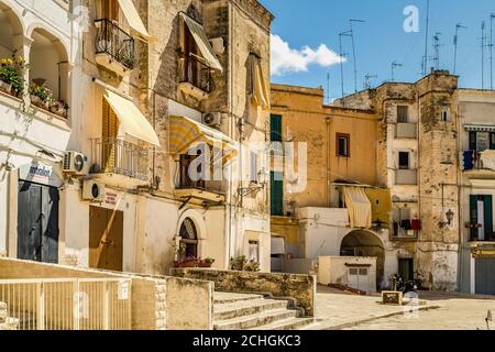 BARI, ITALIE - 1er SEPTEMBRE 2020 : la lumière du soleil éclaire la rue de Bari Vecchia Banque D'Images