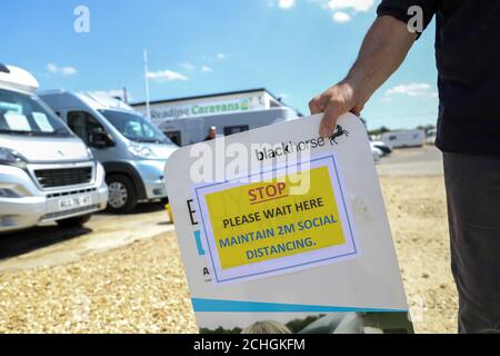 Ian Stamp présente des signes de distanciation sociale au Reading Caravan and Motorhome Center après l'introduction de mesures pour soulager l'Angleterre de son verrouillage. Photo PA. Date de la photo : lundi 1er juin 2020. Voir PA Story SANTÉ coronavirus. Le crédit photo devrait se lire: Steve Parsons/PA Wire Banque D'Images