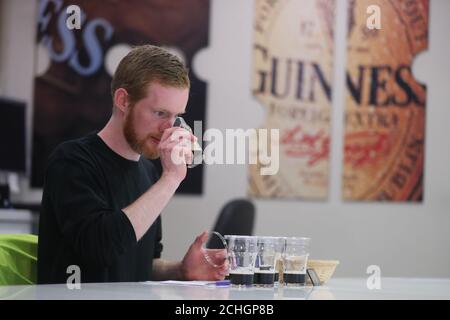 Sous l'embargo du 0001 mercredi 24 juin le goûteur Stephen mulligan teste la qualité des lots de Guinness alors que la production s'accélère en vue de la réouverture des bars au Royaume-Uni et en Irlande à la brasserie St James's Gate Guinness à Dublin. Banque D'Images