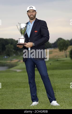 Dustin Johnson pose avec le trophée après avoir remporté le tournoi de golf de championnat de voyageurs à TPC River Highlands, le dimanche 28 juin 2020, à Cromwell,Conn. (Photo AP/Frank Franklin II) Banque D'Images