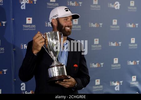 Dustin Johnson pose avec le trophée après avoir remporté le tournoi de golf de championnat de voyageurs à TPC River Highlands, le dimanche 28 juin 2020, à Cromwell,Conn. (Photo AP/Frank Franklin II) Banque D'Images