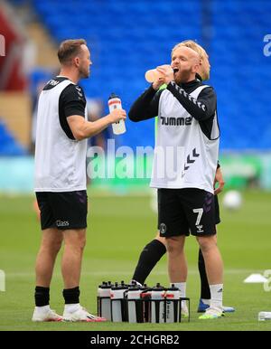 Aiden McGeady de Charlton Athletic (à gauche) et Jonny Williams se réchauffent avant le match du championnat Sky Bet au stade de Cardiff City. Photo PA. Date de publication : le mardi 30 juin 2020. Voir PA Story FOOTBALL Cardiff. Le crédit photo devrait se lire comme suit : Adam Davy/PA Wire. RESTRICTIONS : UTILISATION ÉDITORIALE UNIQUEMENT utilisation non autorisée avec des fichiers audio, vidéo, données, listes de présentoirs, logos de clubs/ligue ou services « en direct ». Utilisation en ligne limitée à 120 images, pas d'émulation vidéo. Aucune utilisation dans les Paris, les jeux ou les publications de club/ligue/joueur unique. Banque D'Images