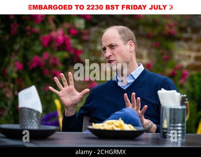 SOUS EMBARGO À 2230 BST LE VENDREDI 3 JUILLET le duc de Cambridge s'entretient avec les propriétaires et les travailleurs au pub Rose and Crown de Snettisham, Norfolk. Banque D'Images
