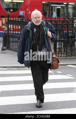 Le professeur Robert Forrest, un expert britannique en toxicologie, arrive à la haute Cour pour témoigner de l'enquête sur la mort de la princesse Diana. High court, Londres Banque D'Images