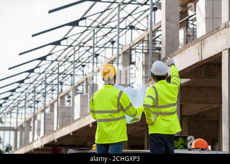 Derrière deux enginees dans le site des constructions Banque D'Images