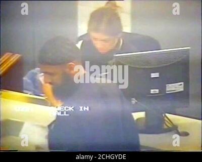 Non daté West Midlands police CCTV encore de Parviz Khan, 37, à un aéroport du Royaume-Uni, s'enregistrer sur un vol à destination du Pakistan. Banque D'Images