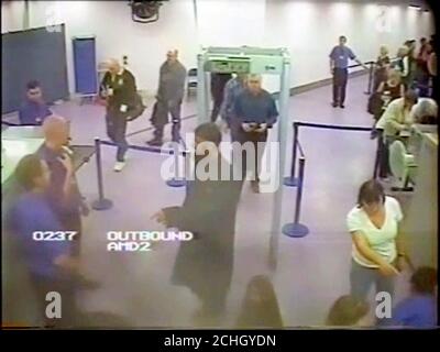 La police des West Midlands, non datée, a mis en place une caméra de vidéosurveillance à Parviz Khan, 37 ans, à un aéroport britannique, parlant au personnel de l'aéroport après avoir traversé le scanner et effectué l'enregistrement sur un vol à destination du Pakistan. Banque D'Images