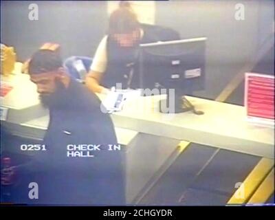 Non daté West Midlands police CCTV encore de Parviz Khan, 37, à un aéroport du Royaume-Uni, s'enregistrer sur un vol à destination du Pakistan. Banque D'Images