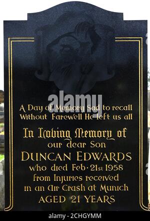 La pierre angulaire et la tombe du cimetière Dudley de Duncan Edwards de Manchester United. Edwards est mort de ses blessures le 21 février 1958, après l'écrasement de l'avion de Munich le 6 février 1958. Banque D'Images