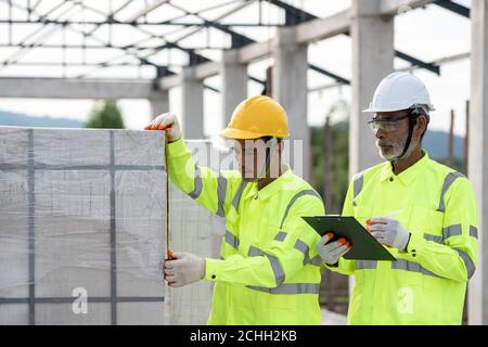 Inspection de la qualité des blocs de béton cellulaire utilisés dans la construction par ingénieurs et experts Banque D'Images