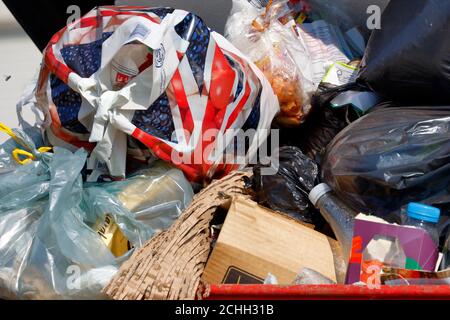 La Grande-Bretagne est une Grande-Bretagne, une Grande-Bretagne est une poubelle dans un sac de transport avec un drapeau Union Jack imprimé dessus Banque D'Images