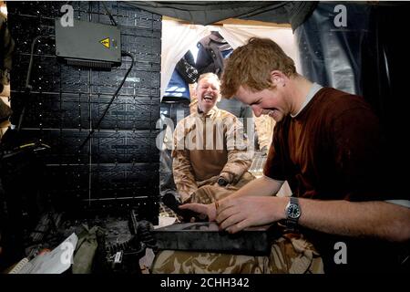 Le Prince Harry travaille à la colline de la JTAC, près de la base opérationnelle de FOB, à Delhi, dans la province d'Helmand, dans le sud de l'Afghanistan, le 2 janvier 2008. Banque D'Images