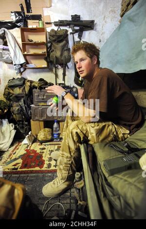 Le prince Harry se détend sur son lit de camp dans son logement à la base opérationnelle directe de Delhi, dans la province de Helmand, dans le sud de l'Afghanistan, le 2 janvier 2008. Banque D'Images