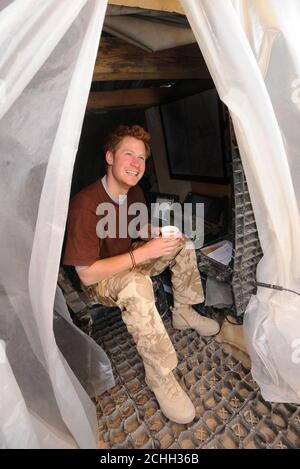 Le Prince Harry se trouve à l'extérieur de la cellule de planification des incendies de la colline de la JTAC, près de la base opérationnelle avant de Delhi, dans la province d'Helmand, dans le sud de l'Afghanistan, le 2 janvier 2008. Banque D'Images