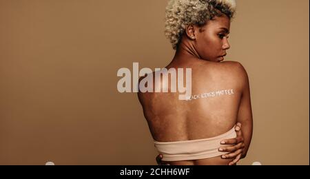 Gros plan sur une femme afro-américaine protestant contre le racisme. Le portrait de la vue arrière d'une femme en campagne pour des vies noires est important. Banque D'Images
