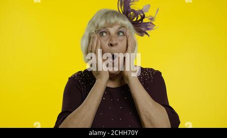 Oh mon dieu wow. Une vieille femme âgée choquée se levant les mains à la surprise, stupéfait par une victoire soudaine, ouvrant la bouche dans l'étonnement, en regardant surpris. Femme âgée et élégante grand-mère en studio Banque D'Images