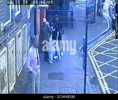 Vidéos de vidéosurveillance de trois des bombardiers londoniens entrant dans la station de Luton avant un voyage de reconnaissance dans la capitale neuf jours avant l'attaque du 7 juillet. Banque D'Images