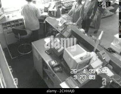 Vidéo CCTV toujours émise par le présentateur de la Metropolitan police de la BBC, Jill Dando, 37 ans, dans un garage BP sur Great West Road, Londres. Banque D'Images