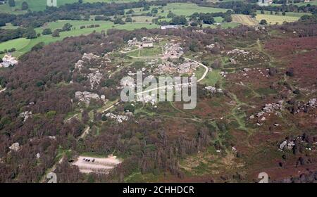 Vue aérienne des Brimham Rocks, formations rocheuses naturelles, une attraction touristique près de Harrogate, dans le North Yorkshire Banque D'Images