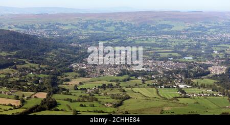 Vue aérienne vers l'ouest depuis la piscine en bas de la Wharfe Valley vers Otley, West Yorkshire, Royaume-Uni Banque D'Images