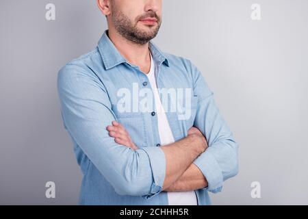 Petit gros plan profil vue latérale portrait de son beau le contenu attrayant sérieux virile guy directeur de travail de direction a plié les bras isolé sur Banque D'Images