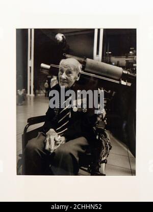 Un portrait de l'ancien combattant de la première Guerre mondiale et de l'homme le plus ancien d'Europe, Henry Allingham, 112 ans, tourné par le célèbre photographe de guerre Don McCullin, et qui est en exposition à Tate Britain à Londres. Banque D'Images