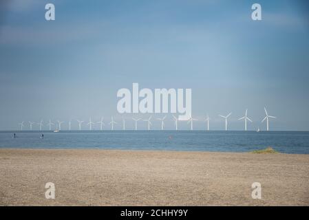 Éoliennes offshore au large d'Amager pour la production d'électricité verte et éolienne dans le détroit d'Oresund, en mer Baltique. Production d'électricité renouvelable dans une coas Banque D'Images