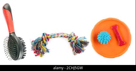 Accessoires pour animaux. Peigne pour chiens, corde colorée, disque de Frisbee isolé sur fond blanc. Photo large. Banque D'Images