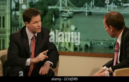 Nick Clegg, chef du parti libéral démocrate, parle au présentateur Andrew Marr dans son émission au centre de télévision de la BBC, dans le centre de Londres. Banque D'Images