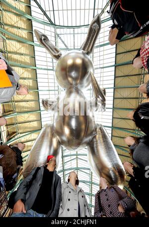 Le ballon de lapin géant de 53 pieds de l'artiste Jeff Koons est exposé dans le marché de Covent Garden pour faire connaître Pop Life: L'art dans un monde matériel à Tate Modern, Londres. Banque D'Images