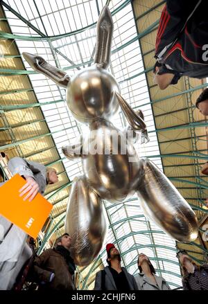 Le ballon de lapin géant de 53 pieds de l'artiste Jeff Koons est exposé dans le marché de Covent Garden pour faire connaître Pop Life: L'art dans un monde matériel à Tate Modern, Londres. Banque D'Images