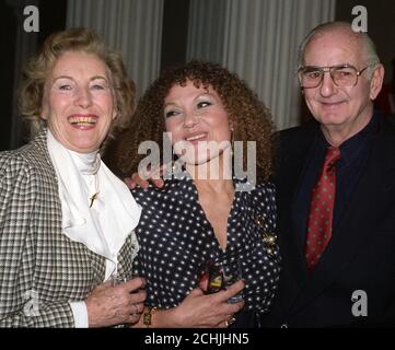 Dame Vera Lynn (l), chanteuse Cleo Laine et musicien de jazz et propriétaire de club Ronnie Scott lors du déjeuner des Allmusic Awards 1989 à Londres. Banque D'Images