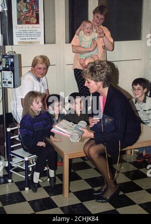 La Princesse de Galles s'entretient avec des patients lors d'une visite à l'hôpital régional de Lille, dans le nord de la France, pour voir le travail du service de lutte contre le cancer pour enfants. Elle a décrit les jeunes comme des « petits soldats courageux ». Banque D'Images