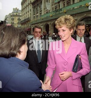 La Princesse de Galles rencontre les habitants de Paris lors d'une visite informelle après avoir visité le nouveau magasin Conran de la rue du bac. Aujourd'hui est le 44e anniversaire du prince de Galles. Banque D'Images