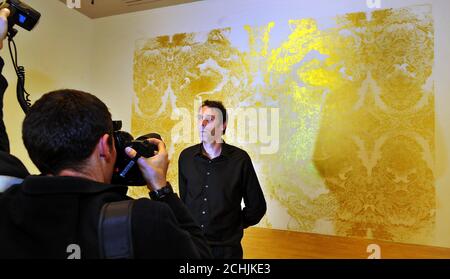 Richard Wright avec son œuvre intitulée « no title » après avoir reçu le prix Turner 2009 au Tate Britain. Banque D'Images