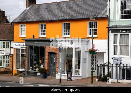 Magasins dans la rue Cuckfield High West Sussex Banque D'Images