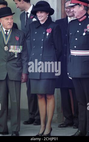 Diana, princesse de Galles, se tient au service du jour du souvenir qu'elle a assisté à Enniskillen, en Irlande du Nord, où elle a représenté la reine Elizabeth II Banque D'Images